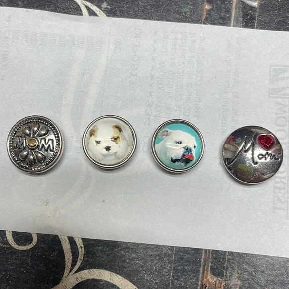 Two bulldog snap buttons and two Mom buttons - Picture 2 of 3